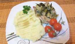 Pulpa de miel pe pat de ceapa si usturoi verde cu frunze de coriandru
