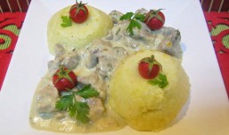 Pulpa de porc cu sos de smantana si cascaval