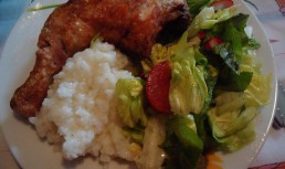Pulpa de pui cu garnitura de orez si salata