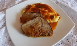 Pulpa de vitel cu sos de rosii si piper verde