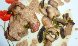 Pulpe de curcan cu ciuperci, vin alb si sos de alune