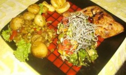 Pulpe de pui la gratar cu Cartofi si Mazare Noua