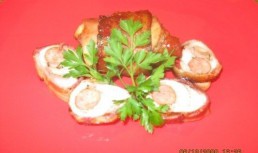 Pulpe de pui umplute cu carnaciori si invelite in bacon