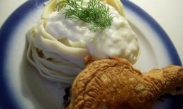 Pulpe in aluat de bere si tagliatelle cu sos de smantana