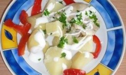 Pulpe superioare de pui cu cartofi natur si smantana