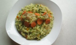 Pulpite de pui  prajit peste orez cu legume