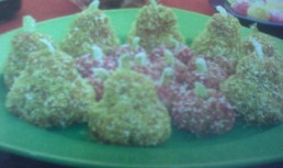 "Fructe" din biscuiti si nuca de cocos.