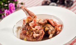 Ragout de iepure cu cherry, bacon si prune