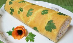 Rulada aperitiv cu branza albastra si sunca