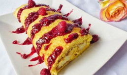 Rulada cu budinca si sos de zmeura