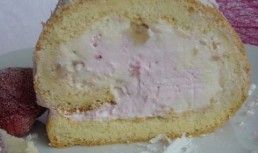 Rulada cu crema de vanilie si mouse de capsuni