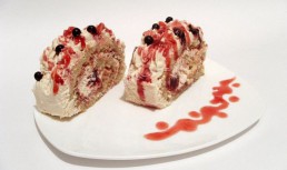 Rulada cu frisca si capsune