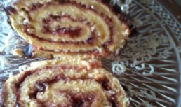 Rulada cu gem de capsuni si glazura de ciocolata