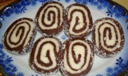 Rulada De Biscuiti Cu Crema De Cocos