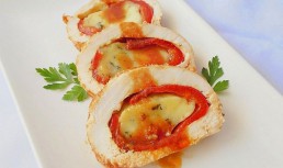 Rulada de pui cu ardei kapia si cascaval