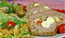 Rulada din carne tocata de pasare si oua de prepelita