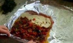 Rulou din piept de pui cu cascaval si garnitura de fructe