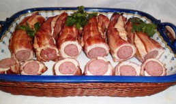 Rulouri cu carnati afumati, piept de pui si bacon