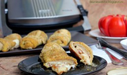 Rulouri de clatite umplute cu cascaval si bacon