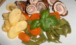 Rulouri de curcan cu bacon si menta