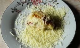 Rulouri de curcan cu sunca afumata, in sos bechamel