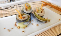 Rulouri de hering cu castraveti