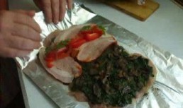 Rulouri din piept de pui si pulpe cu spanac