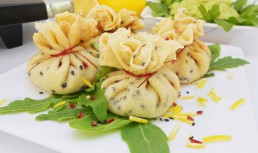 Saculeti cu piure de mazare, somon fume si rucola