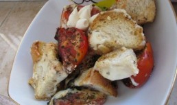 Salata crocanta cu paine, rosii si usturoi