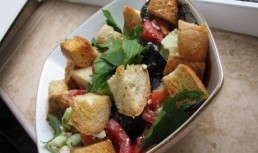 Salata crocanta cu rosii si branza feta