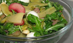 Salata cu fasole galbena pastai, rubarba, migdale si rucola