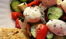 Salata cu oua de prepelita posate