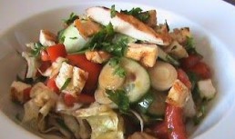 Salata cu piept de pui la gratar