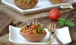 Salata de fasole mung in cosulete cu faina de in si orz