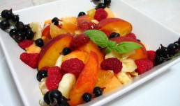 Salata de fructe cu serbet lamaie si busuioc