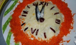 Salata de legume crude si sardine marinate