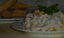 Salata de orez cu pui, ardei si porumb