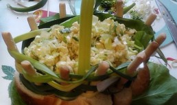 Salata de ou si branza topita