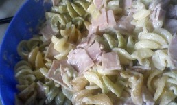 Salata de paste colorate cu sunca si cascaval
