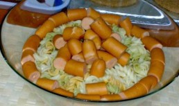 Salata de paste colorate(spirale)cu rosii,castraveti si cremvursti.