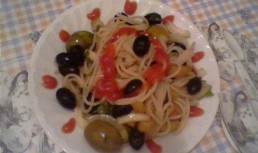 Salata de paste cu masline si cartofi prajiti