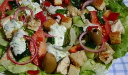 Salata de pui cu sos de iaurt