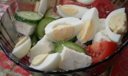 Salata de rosii, castraveti, branza si ou