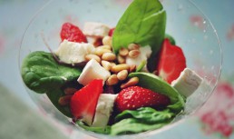 Salata de spanac, branza de capra si capsune