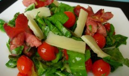 Salata de spanac crud cu carnati