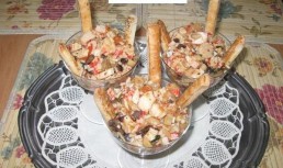 Salata de surimi cu sos rosu