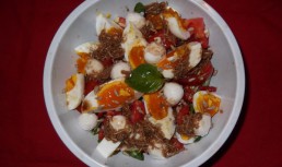 Salată de valeriană cu ouă și mozzarella