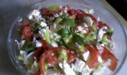 Salata din piept de pui cu branza de oi