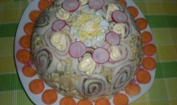 Salata rusa cu ton si rulada cu sunca