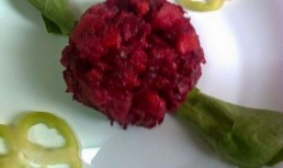 Salata ruseasca de sfecla rosie, cartofi,ceapa rosie si morcovi